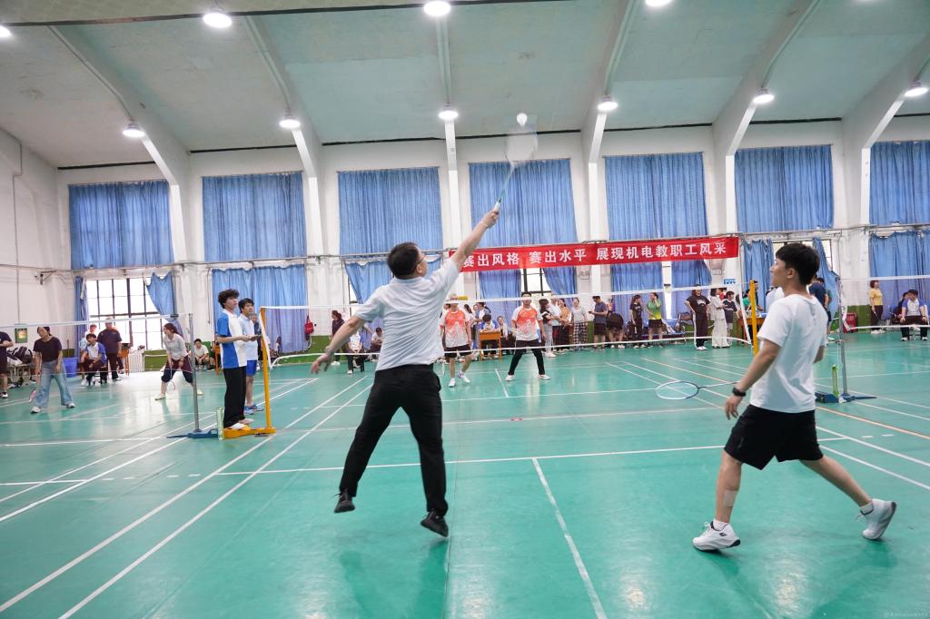 在全场热烈的掌声中