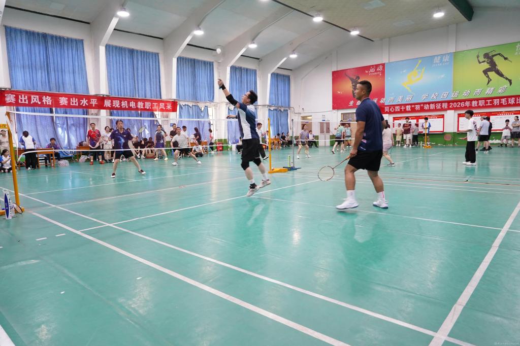 裁判员代表体育部教师张雅凡分别宣誓