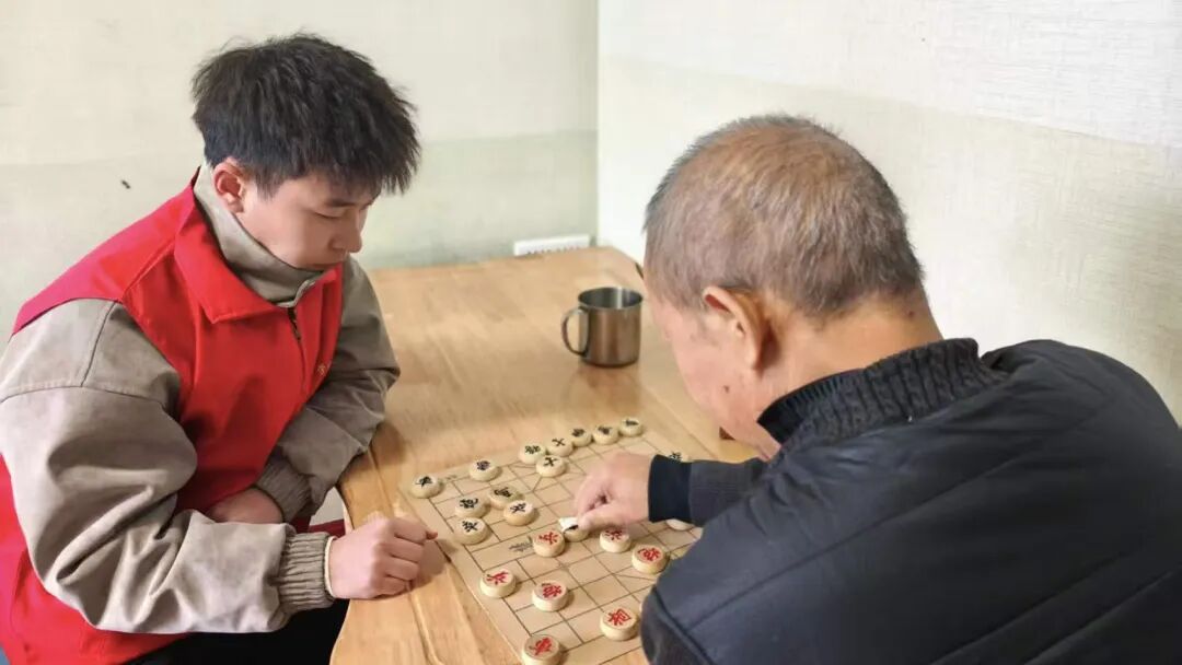 10890 用实际行动为老人们送去关怀与欢乐