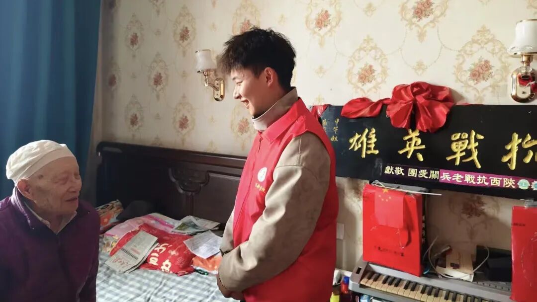14E83 志愿者们便迅速投入到服务中